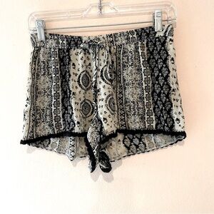 AQUA PAISLEY PRINT CREAM BLACK ELASTIC WAIST LIGHTWEIGHT SHORTS SIZE XS BOHO
